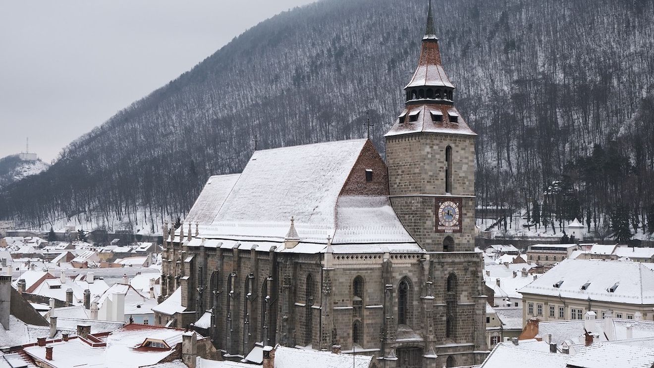 Biserica Neagră din Brașov recrutează adolescenţi pentru a fi ghizi voluntari / Se caută tineri între 15 și 17 ani, vorbitori de limbi străine