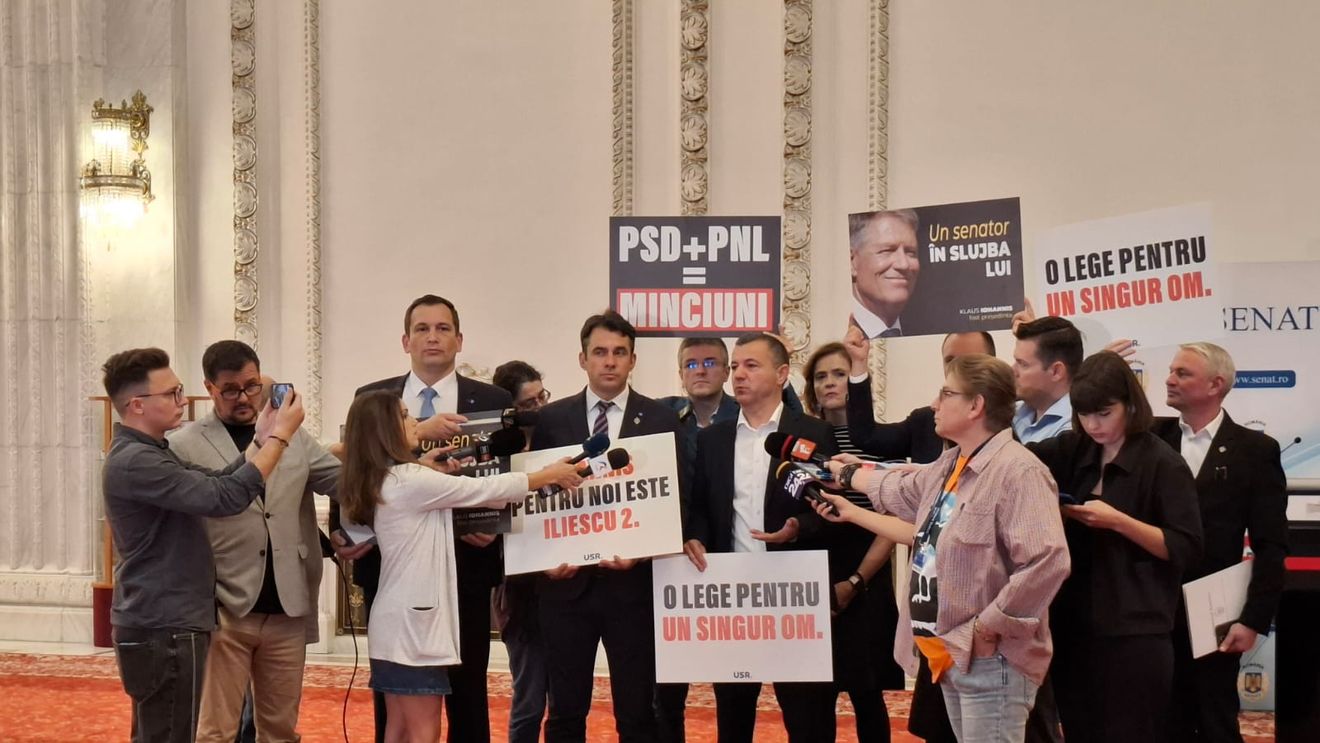 Protest USR cu pancarte, în Senat, împotriva "legii Iohannis"
