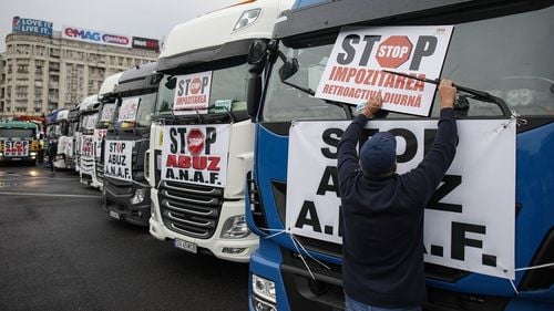 Reuters: Camionagiii români, loviți de fisc în țară, sunt tentați de slujbe în Regatul Unit, care se confruntă cu o criză de 100.000 de șoferi