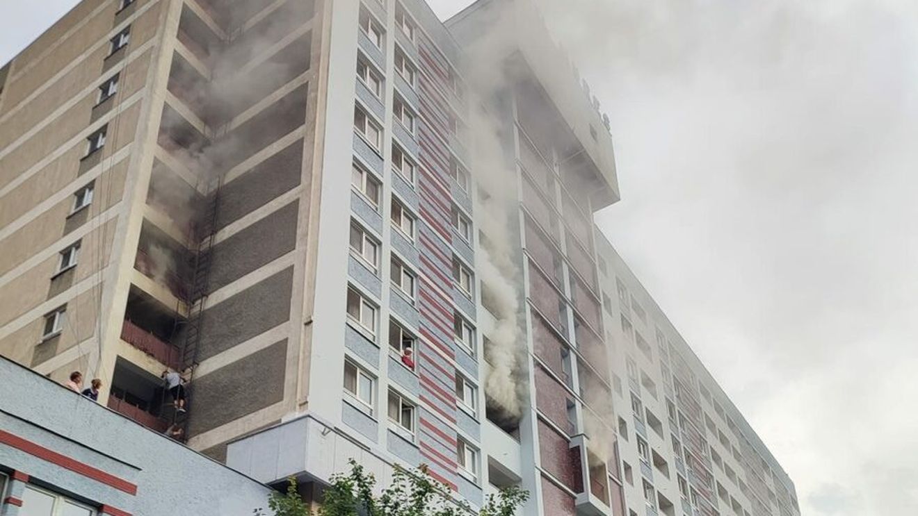 UPDATE Incendiu violent la Hotel Mureș din Băile Felix/ Oamenii coboară pe scara de incendiu
