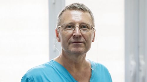 UPDATE Procurorii au găsit peste 80.000 lei, 11.000 euro, 3500 de dolari și dirhami, lire sterline, dinari sârbești și franci elvețieni acasă la colonelul Marian Mitrică, șeful secției de Neurochirurgie / Percheziții DNA la Spitalul Militar ”Carol Davila” și în alte locații, trei medici acuzați că ar fi luat șpagă (surse)