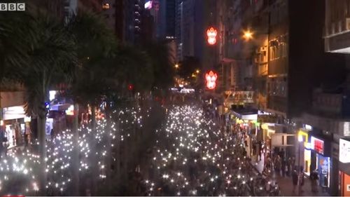 Hong Kong: protestatarii au fost atacați violent de oameni suspectați că aparțin mafiei chineze