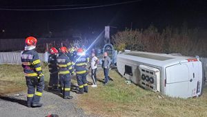 UPDATE ISU Argeș a activat planul roșu de intervenție, în urma unui grav accident de circulație produs la Fețeni, pe DN7. Un microbuz în care se aflau 12 persoane s-a răsturnat