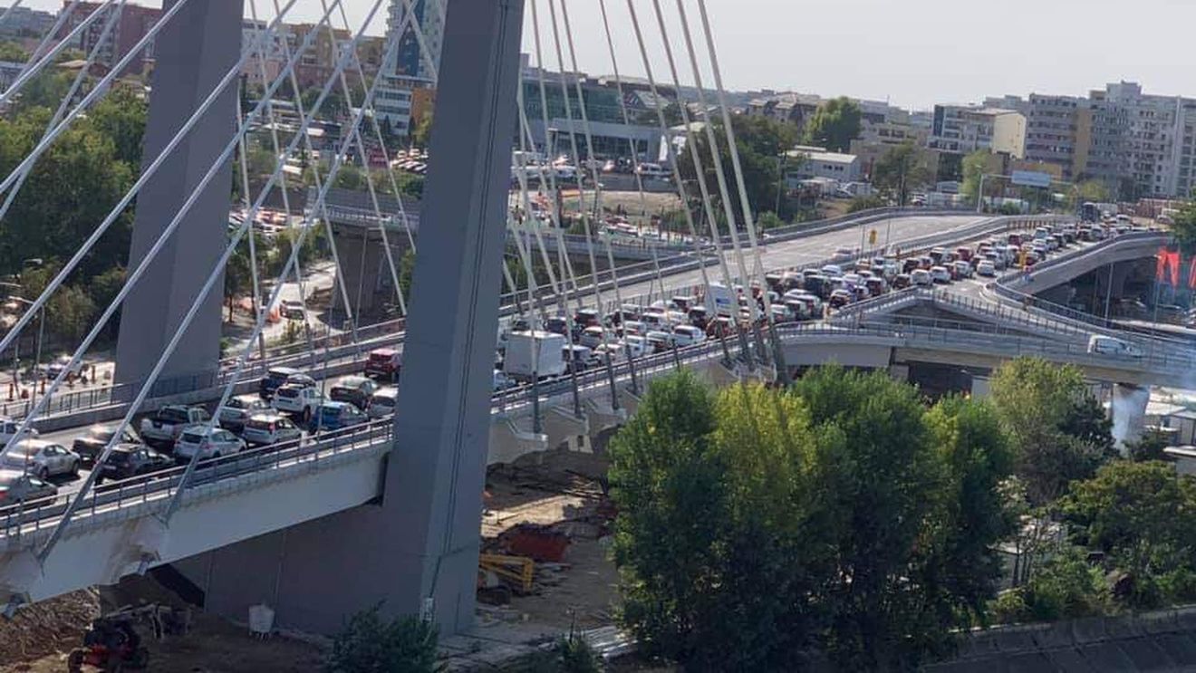 FOTO VIDEO Pasajul Ciurel, deschis sâmbătă, blocat complet luni după-amiază. Cozi la coborârea de pe pasaj pe Șoseaua Virtuții