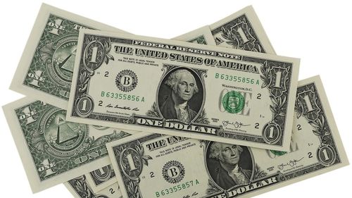 Euro cade pentru scurt timp sub paritatea cu dolarul