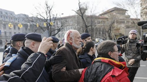 Poliția l-a identificat pe cel care l-a lovit în cap pe Gelu Voican Voiculescu: Un bătrân de 68 de ani, care urmează să fie audiat