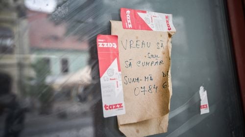 FOTO ”Borfașilor, dați, bă, banii înapoi!” și ”Vreau să cumpăr. Sună-mă” / Mesaje scrise pe casa pentru care familia Iohannis a fost executată silit