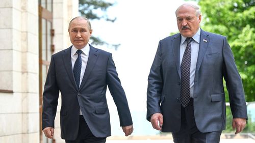 Dictatorul belarus a fost primit de dictatorul nord-coreean la Phenian / Lukașenko a depus un buchet de flori și în numele dictatorului rus Putin