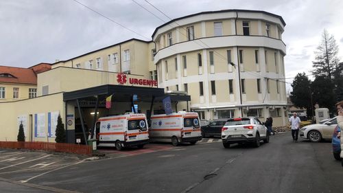 Nu mai este loc la Ortopedia Spitalului Județean Sibiu / Pacienții așteaptă și peste o săptămână să fie operați / „Amânarea de la o zi la alta este foarte dificilă, mai ales dacă ai fracturi”