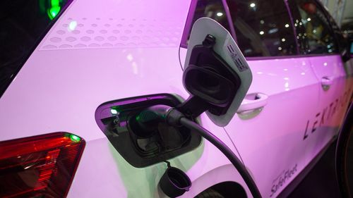 Firma de închiriere auto Hertz vinde 20.000 de vehicule electrice din SUA, inclusiv Tesla, și cumpără mașini pe benzină