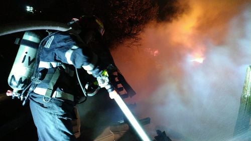 Incendiu pe platforma Faur din București, la un depozit de mobilă