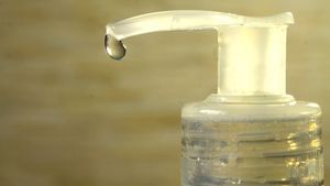 Produse biocide cu etichete false privind concentrațiile, distribuite în 46 de spitale / Firma a fost trimisă în judecată / Paguba se ridică la peste un milion de lei