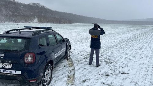 Garda de Coastă: Traficul autovehiculelor în vama Isaccea, restricţionat 24 de ore din cauza ninsorii abundente