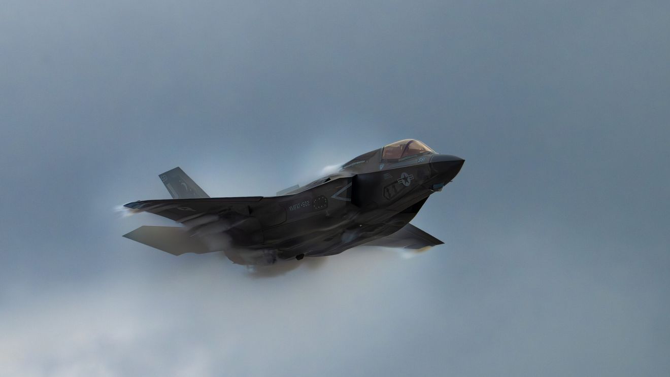 Un avion de luptă american F-35 a aterizat de urgență după ce a fost probabil lovit într-o misiune de luptă deasupra Iranului