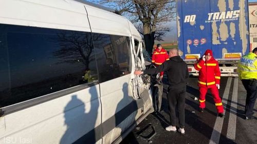 Accident la Paşcani între un microbuz cu numere de Republica Moldova şi un autotren