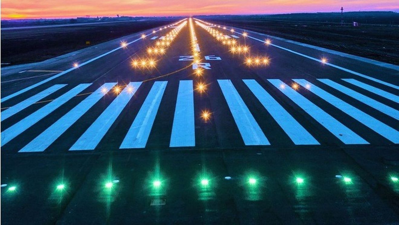 UPDATE Două avioane au aterizat cu întârziere pe Aeroportul Otopeni din cauza vijeliei / Copac prăbușit pe calea ferată