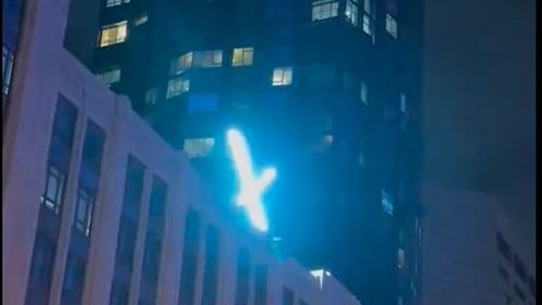 VIDEO Vecinii sediului Twitter din San Francisco se plâng de noul logo al companiei, un "X" gigantic strălucitor, care pulsează pe clădire