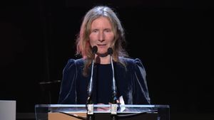 Scriitoarea britanică Samantha Harvey a câştigat prestigiosul Booker Prize