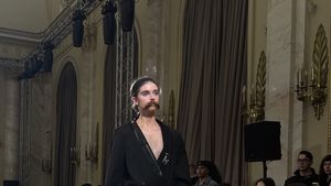 FOTO Colecția Medeea toamnă-iarnă 2026/2027 la Mercedes-Benz Bucharest Fashion Week: colecție centrată pe tailoring, materiale dense și variații de textură într-o paletă aproape monocromă