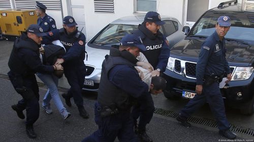 Poliţia din Muntenegru a arestat zeci de turci şi azeri dupa violenţele declanşate în weekend de rănirea unui muntenegrean la Podgorica