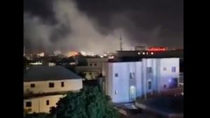 VIDEO Gruparea al-Shabab a preluat controlul unui hotel din centrul capitalei somaleze Mogadiscio. Explozii în fața hotelului, nouă persoane rănite