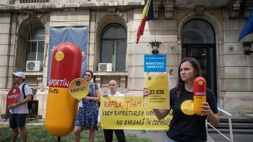 FOTO: Protest în faţa Ministerului Sănătăţii faţă de raportarea ineficientă a infecţiilor nosocomiale din spitale / „Vrem spital să ne tratăm, nu vrem să ne infectăm”