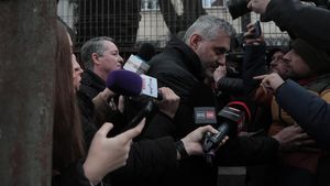 Consulul general al Ambasadei SUA i-a vizitat pe frații Tate în arest