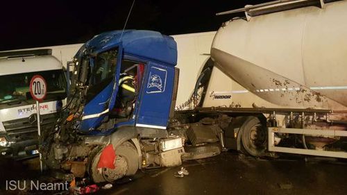 Accident cu două TIR-uri pe drumul european E85/ Unul din șoferi susține că autovehiculul său a rămas fără frâne și nu a putut opri în intersecție