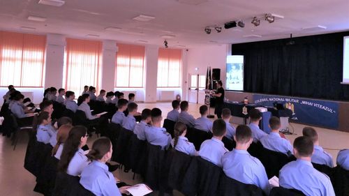 Dezbatere G4Media și Alba24.ro pe tema fenomenului ”Fake News”, cu liceenii din Alba Iulia. Ce dezinformări le-au atras atenția: Tancul care „mergea singur”, „predarea Ucrainei”, „moartea” lui Florin Salam