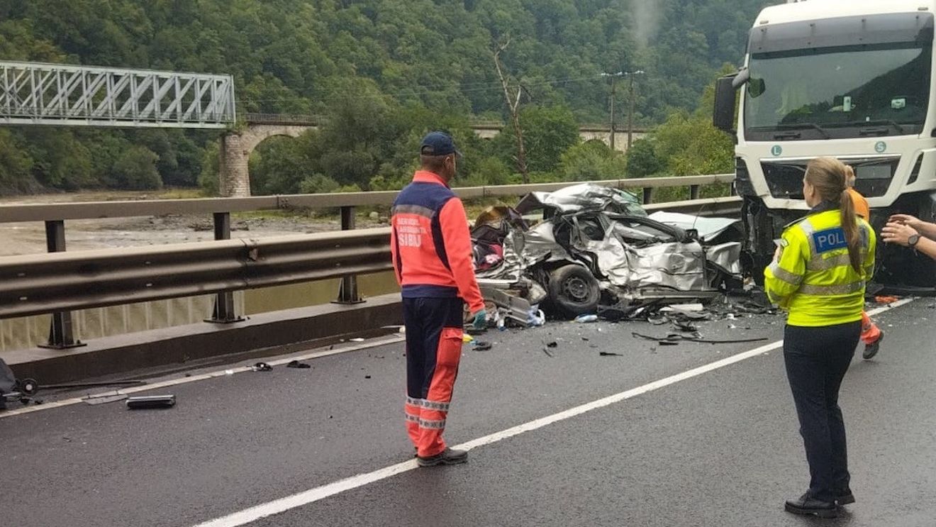 Accident între un autoturism şi un autocar în care se aflau 48 de persoane pe un drum național din Brașov