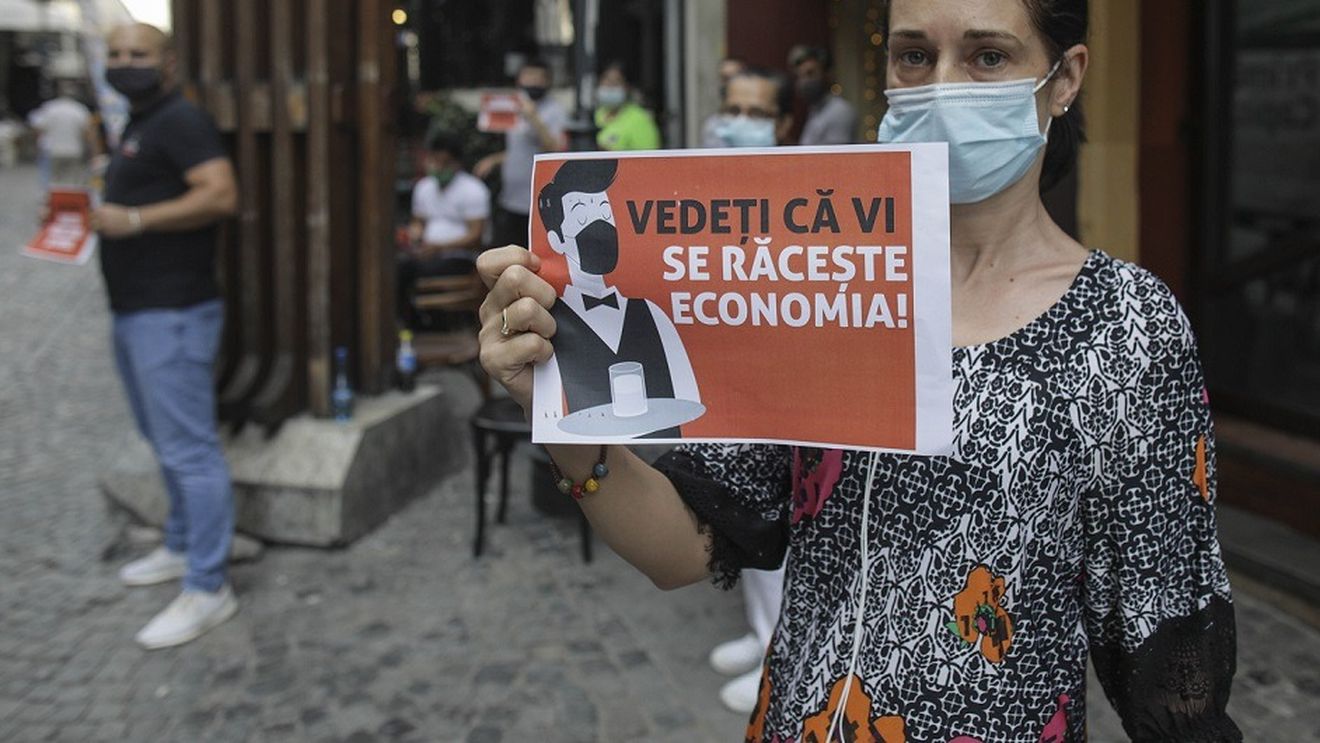 FOTO Angajații din sectorul HoReCa au protestat la locul de muncă, nemulțumiți de măsurile pentru combaterea pandemiei care-i afectează