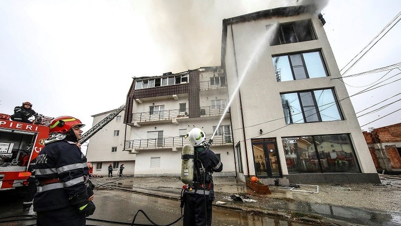 Două persoane au decedat şi alte 25 au fost evacuate în urma izbucnirii unui incendiu într-un apartament din Galați