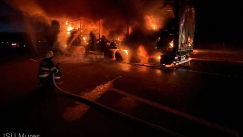 Circulație blocată pe autostrada Transilvania - A3, după ce un TIR cu mase plastice a luat foc