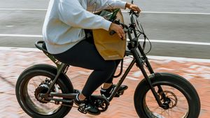 Un adolescent de 14 ani, prins când conducea în Bucureşti un moped pe care-l furase / Transporta un copil de 11 ani / Testele au indicat că ar fi consumat substanţe psihoactive