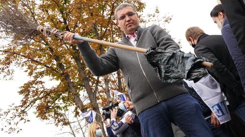 Renato Usatîi nu susține nici un candidat din turul 2 al prezidențialelor: Stoioanglo are în spate corupți precum Platon și Caramalâc, Maia Sandu suferă de sindromul Gorbaciov