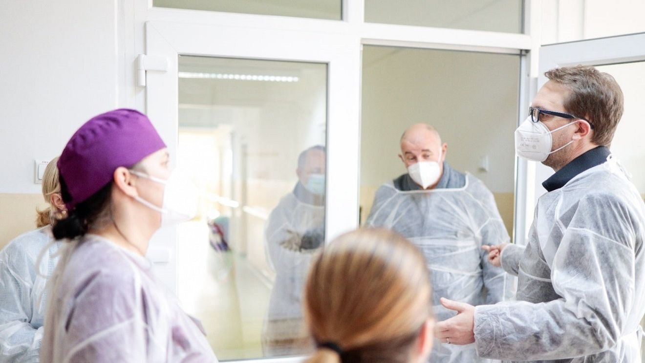 Dominic Fritz: Reușim să asigurăm 20 de grade în saloane la Clinica de Oncologie. Am schimbat caloriferele, se pun prize și se fac racorduri pentru a folosi calorifere electrice când e cazul, avem în plan și instalarea unei centrale pe gaz