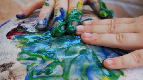 Părinții au intrat în febra cadourilor pentru educatoare: ”500 de lei în plic, îngrijitoarele 300, iar pentru doamna directoare un voucher Ikea/eMag”