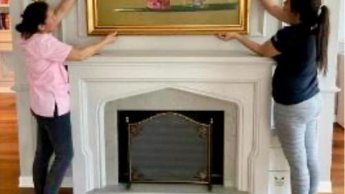 FOTO Cum arată tabloul „Fată cu papagal” de Ştefan Câlţia din livingul din Stejarii al fostului lider PNL Iulian Dumitrescu / DNA cere confiscarea de la Dumitrescu a peste 3,4 milioane de euro