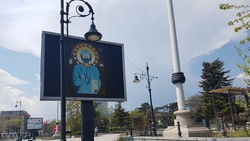 Panourile cu medicii-sfinți au apărut și în Constanța. Primăria: Nu avem niciun motiv să le dăm jos