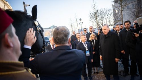 Péter Magyar a vorbit cu Recep Erdoğan, autoritarul lider al Turciei, pe care l-a invitat la Budapesta / În 2023, când Erdogan l-a vizitat pe Orbán, a primit în dar un cal