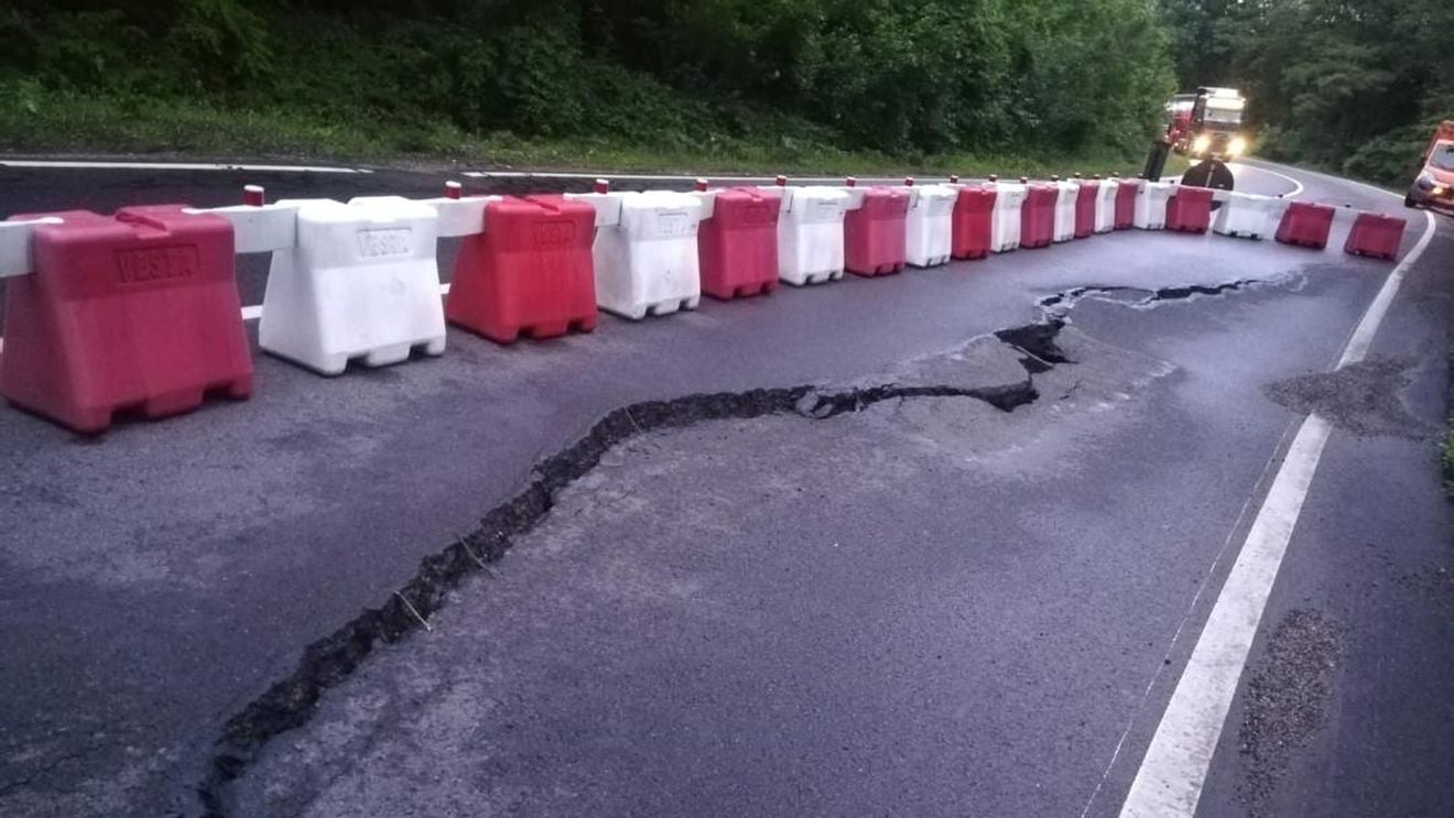 FOTO Drumuri rupte în urma inundaţiilor. Pe ce şosele sunt restricţii de circulaţie