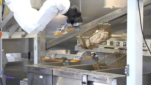 Robotul care prăjește cartofii și ceapa, pus pe piață în SUA. El va înlocui angajații din fast-food