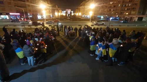 VIDEO FOTO Marșul ucrainenilor de la Timișoara, la trei ani de la izbucnirea războilului cu Rusia. Refugiații au fost primiți de primarul Dominic Fritz
