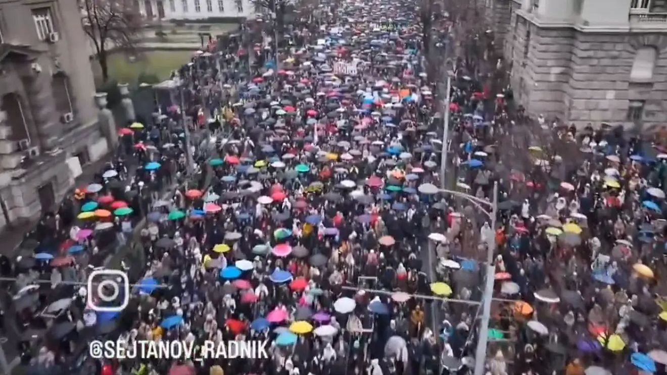Mii de sârbi se îndreaptă spre Belgrad pentru o manifestaţie ce se anunţă a fi una masivă şi foarte tensionată