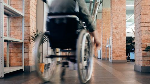Salariaţii care au în întreţinere copii în vârstă de până la 18 ani, încadraţi în grad de handicap, beneficiază de 8 zile pe lună de muncă la domiciliu sau în regim de  telemuncă, potrivit unei legi promulgate de șeful statului