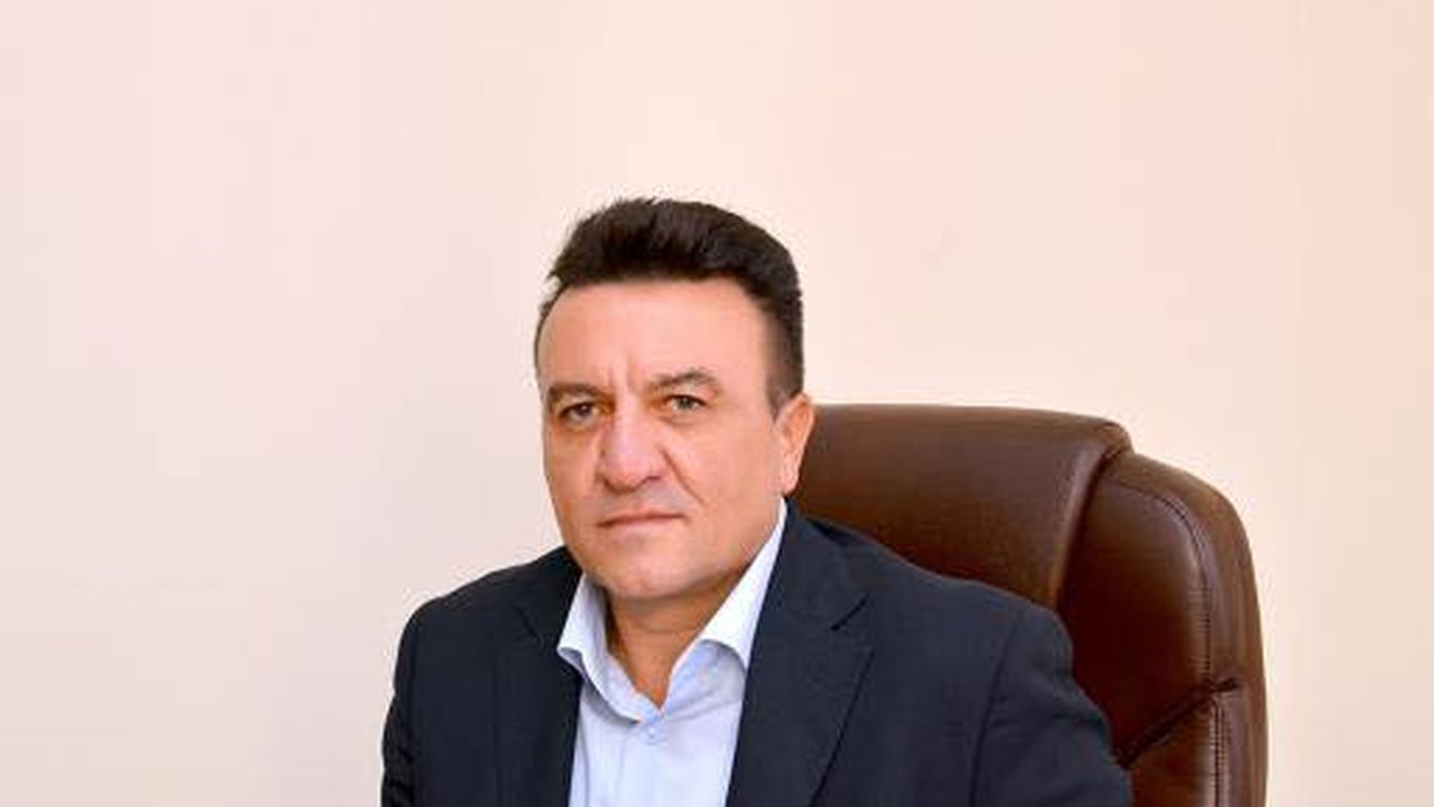 VIDEO Primarul PSD al comunei Babiciu, din județul Olt, un apropiat al baronului Paul Stănescu, filmat în timp ce aruncă bani la maneliști pe o scenă: „Fără număr, fără număr, domnu	 primar!”