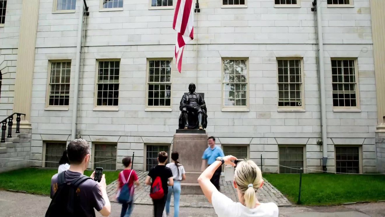 Reacții publice împotriva antisemitismului de la Universitatea Harvard: "Inteligența Artificială este mai morală decât președinta Claudine Gay"