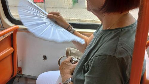 Bucureştenii, condamnaţi să facă saună în vehiculele STB. 90% dintre tramvaie şi 40% dintre troleibuze nu au aer condiţionat