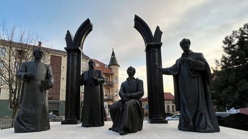 Grupul statuar Școala Ardeleană a fost amplasat în Târgu Mureș