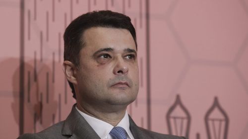 Primarul Sectorului 5 a apărut la un eveniment public cu un ochi vânăt. El susține că rana a fost provocată de dosul mănușii, în timp ce deszăpezea drumurile la 3 dimineața